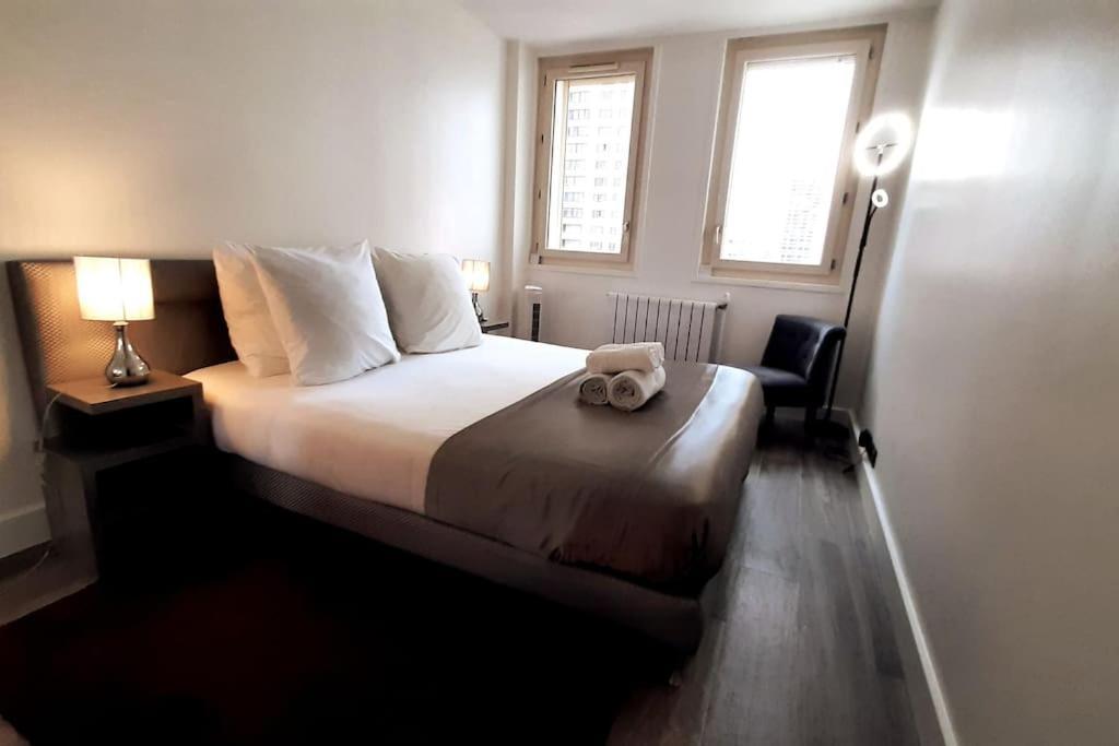 Spacious In Place Des Fetes * Parijs