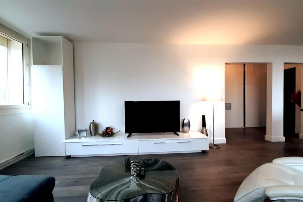 Spacious In Place Des Fetes Appartement Parijs
