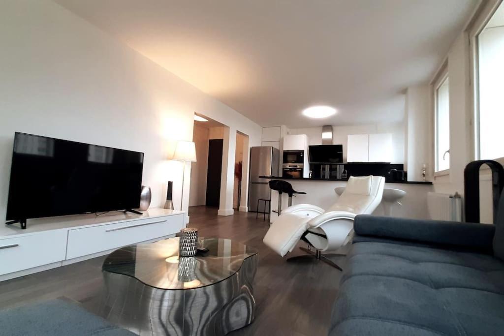 Spacious In Place Des Fetes Appartement Parijs