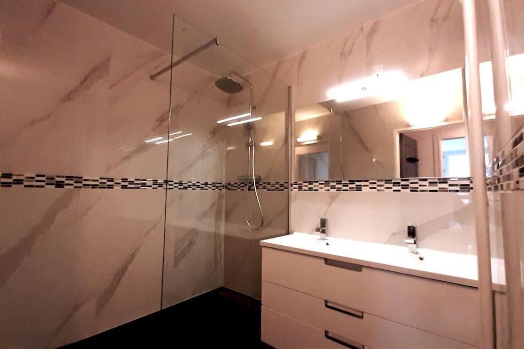 Appartement Spacious In Place Des Fetes Parijs